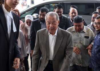 MUHYIDDIN Yassin menghadiri perbicaraan salah guna kedudukan dan pengubahan wang haram berkaitan projek Jana Wibawa di Kompleks Mahkamah Kuala Lumpur, semalam. – UTUSAN/AMIR KHALID
