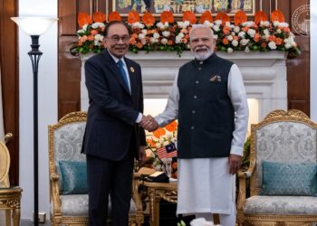 ANWAR Ibrahim bersama dengan Perdana Menteri India, Narendra Modi sepakat untuk meneruskan momentum hubungan erat antara dua negara. - FB ANWAR IBRAHIM