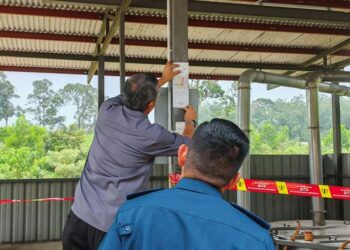 PEGAWAI Penguatkuasa MBS menyita sebuah premis pemprosesan makanan ikan yang beroperasi tanpa lesen di Kampung Kayu Ara, Mambau, Seremban, kelmarin.