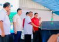 MENTERI Besar Kedah, Muhammad Sanusi Md. Nor (tengah) merasmikan pelancaran inisiatif tenaga solar bagi menyokong transformasi infrastruktur rawatan air Kedah kepada platform tenaga boleh diperbaharui teragih di Kuala Ketil, Kedah.