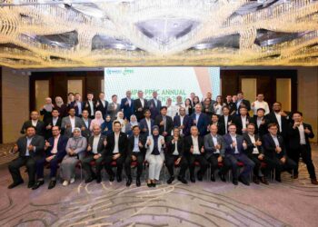 BACHO Pilong (duduk, enam dari kanan) dan Ben Kwa (duduk, lima dari kanan) bersama wakil kontraktor perkongsian pengeluaran petroleum sektor huluan Malaysia pada sesi libat urus tahunan bersama Petronas di Kuala Lumpur.