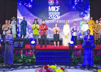 PARA model memperagakan busana rekaan usahawan kraf tempatan dan antarabangsa pada Majlis
Networking Dinner sempena Pameran Kraf Antarabangsa Malaysia (MICF) 2026 di Kuala Lumpur,
kelmarin. – UTUSAN/ FARIZ RUSADIO