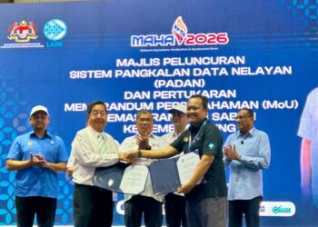 MOHAMAD Sabu (tengah) ketika Majlis Peluncuran Pangkalan Data Nelayan (Padan) dan Majlis penyerahan Memorandum Persefahaman (MoU) Pemasaran ikan Sabah ke Semenanjung pada Pameran Pertanian, Hortikultur dan Agropelancongan Malaysia (MAHA) 2026, di Taman Ekspo Pertanian Malaysia (MAEPS) hari ini.