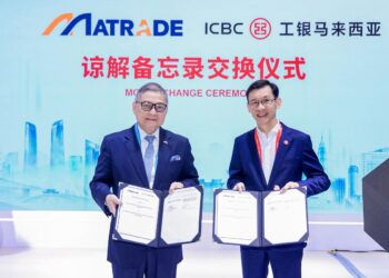 ABU Bakar Yusof (kiri) semasa sesi pertukaran MoU antara Matrade dan ICBC Malaysia pada Ekspo Perdagangan Digital Global (GDTE) ke-5 yang berlangsung di Pavilion Malaysia.