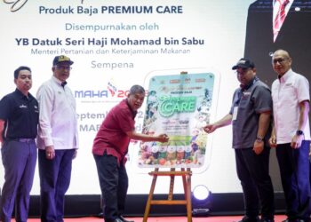 MOHAMAD Sabu menyempurnakan gimik perasmian Baja Premium Care yang turut disaksikan oleh Pengurus Besar Pertubuhan Peladang Kebangsaan (Nafas), Muhammad Faris Arriffin (kiri); Pengerusi Lembaga Pertubuhan Peladang (LPP), Datuk Mahfuz Omar; Ahli Lembaga Pengarah Nafas Bajakimia, Haris Alimudin (dua dari kanan) dan Ketua Pegawai Eksekutif Nafas Bajakimia, Zalifudin Md. Arshad (kanan) sempena Pameran Pertanian, Hortikultur & Agropelancongan Malaysia (MAHA) 2026 di MAEPS, Serdang, semalam. - UTUSAN/MUHAMAD IQBAL ROSLI