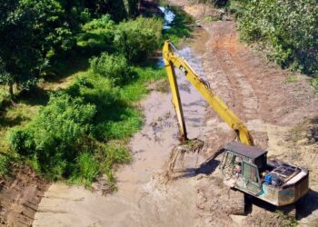 PEKERJA kontraktor melakukan kerja-kerja pembersihan sungai menggunakan jengkaut bagi persiapan menghadapi Monsun Timur Laut di Kampung Titian Pendek, Marang, Terengganu. – UTUSAN/PUQTRA HAIRRY