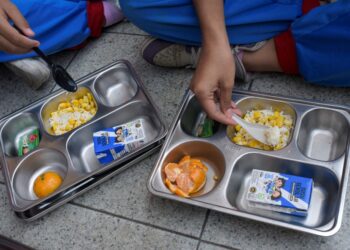 KERAJAAN Indonesia memberikan makanan percuma di sekolah-sekolah negara itu. - AFP