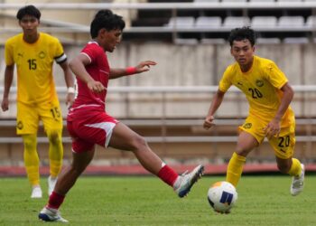 AKSI Skuad B-19 negara ketika menentang skuad B-19 Indonesia di Stadium Nasional Lao KM16, Vientiane, Laos, petang ini. IHSAN FAM