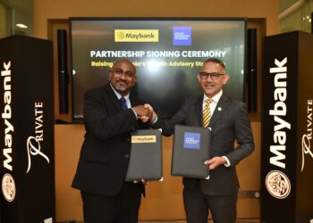 SYED Ahmad Taufik Albar (kanan) bersama Manivanan Saman semasa majlis menandatangani MoU bagi membangunkan kerangka pensijilan profesional penasihat kekayaan pertama yang diiktiraf industri di Malaysia.