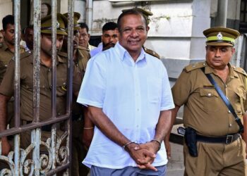 PIYANKARA Jayaratne (kiri) dijel tujuh tahun. - AFP