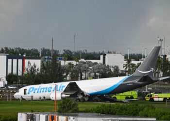 SEBUAH pesawat kargo terbabas di Lapangan Terbang Antarabangsa Miami. - AFP