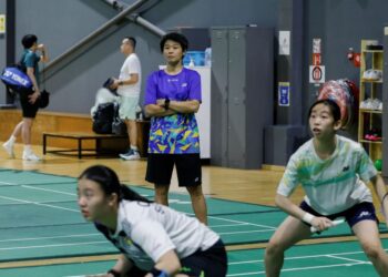 Wong Pei Tty memantau latihan skuad wanita pada hari pertama beliau bertugas di Akademi Badminton Malaysia BAM, Bukit Kiara, semalam. - UTUSAN/SHIDDIEQIIN ZON