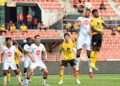 PEMAIN Negeri Sembilan FC, N. Javabilaarivin (jersi kuning) diasak pertahanan STAR CITY FC, Rafael Vitor dalam perebutan bola diudara pada aksi Liga Super di Stadium Tuanku Abdul Rahman Paroi, Seremban, hari ini.-UTUSAN/MOHD SHAHJEHAN MAAMIN.