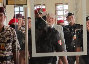 NAJIB Tun Razak muncul di khalayak awam hari ini untuk hadir perbicaraan di Mahkamah Tinggi Kuala Lumpur, kali pertama sejak beliau diberikan pengampunan bersyarat. NSTP/SURAYA ROSLAN
