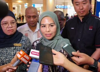 NORAINI Ahmad ketika ditemui pemberita selepas merasmikan penutupan Road To The Oud & Wood Artisan Expo (OWA) Bersama Komoditi di sini, hari ini.