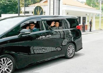 ISMAIL Lasim menaiki kereta pelbgaai guna MPV ketika menghadap Yang di-Pertuan Besar Negeri Sembilan, Tuanku Muhriz Almarhum Tuanku Munawir di Istana Hinggap, semalam. - UTUSAN/MOHD SHAHJEHAN MAAMIN