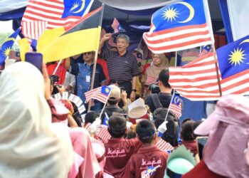 MOHAMAD Hasan ketika merasmikan Karnival Kemerdekaan Pinggiran Senawang anjuran UMNO dan KRT Pinggiran Senawang di Taman Pinggiran Senawang, Seremban, semalam.