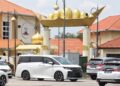 KENDERAAN Tunku Nadzaruddin ibni Almarhum Tuanku Ja'afar dilihat meninggalkan Kediaman Rasmi dan Balai Undang Sungei Ujong di Ampangan, Seremban, hari ini.-UTUSAN / MOHD SHAHJEHAN MAAMIN