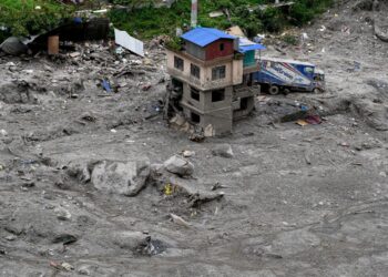 SEBUAH rumah rosak selepas dilanda banjir di Timure. - AFP