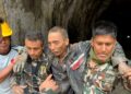 SEORANG lelaki (dua dari kanan) ditemukan hidup. - AFP