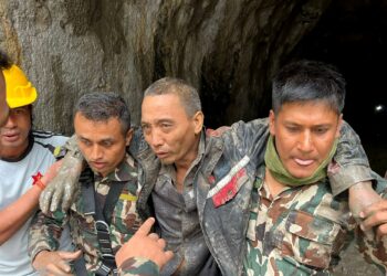 SEORANG lelaki (dua dari kanan) ditemukan hidup. - AFP