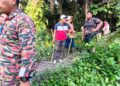 ANGGOTA bomba menjalankan operasi mencari dan menyelamat lelaki OKU yang dilaporkan hilang dari rumahnya di Kampung Batu 8, Jalan Tanjung Tualang, Batu Gajah hari ini.