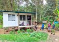 PENDUDUK Kampung Takong, Pos Perwor di Sungai Siput, Perak berkawal untuk memastikan keselamatan selepas kejadian seorang lelaki kampung itu maut diserang harimau minggu lalu. – UTUSAN/AIN SAFRE BIDIN