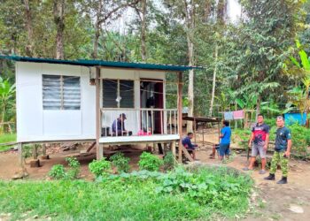 PENDUDUK Kampung Takong,  Pos Perwor di Sungai Siput, Perak berkawal untuk memastikan keselamatan selepas kejadian seorang lelaki kampung itu maut diserang harimau minggu lalu. – UTUSAN/AIN SAFRE BIDIN