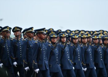 PEGAWAI-Pegawai Kadet Palapes Univerisiti Awam (UA) menjalani latihan intensif sebagai persediaan bagi Istiadat Pentauliahan Pegawai Kadet Palapes Universiti Awam ke - 44 yang berlangsung di Universiti Malaysia Perlis (UniMAP). – UTUSAN/IZLIZAN OTHMAN