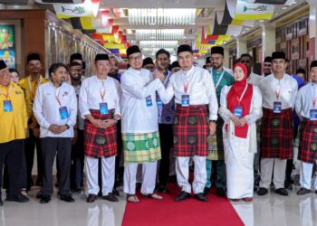 MUHAMAD Akmal Saleh bersalaman bersama Afnan Hamimi Taib Azamudden (depan, tiga dari kiri) pada Perhimpunan Agung Pemuda UMNO sempena Perhimpunan Agung UMNO 2026 di Pusat Dagangan Dunia (WTC) Kuala Lumpur, semalam.