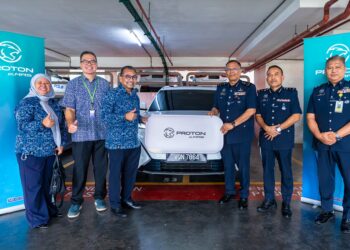Datuk Ir. Abdul Rashid Musa (tiga kiri) menyerahkan simbolik penyerahan Proton e.MAS kepada Pengarah Jabatan Logistik dan Teknologi PDRM, Datuk Redzuan Abd Hamid dalam satu majlis di Ibu Pejabat Polis Bukit Aman, hari ini.