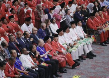 AHMAD Fadhli Shaari (kanan), Mohd. Syahir Che Sulaiman, Takiyuddin Hassan dan  Idris Ahmad (empat dari kanan) antara pemimpin Pas yang hadir ke Perhimpunan Agung (PAU) 2026, di sini hari ini. UTUSAN/FARIZ RUSADIO