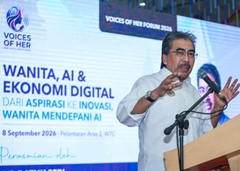 JOHARI Abdul Ghani ketika menyampaikan ucapan perasmian pada Forum Wanita, AI dan Ekonomi Digital di Pusat Dagangan Dunia Kuala Lumpur di sini, hari ini. - UTUSAN/SYAKIR RADIN