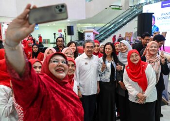 JOHARI Abdul Ghani menyantuni peserta pada majlis perasmian Forum Wanita, AI dan Ekonomi Digital di Pusat Dagangan Dunia Kuala Lumpur, semalam. - UTUSAN/SYAKIR RADIN