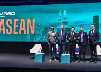 JULIAN Gorman (kanan) bersama Naib Presiden Eksekutif Mastercard, Matthew Driver; Menteri Ekonomi dan Masyarakat Digital Thailand, Chaichanok Chidchob; Pengarah Kanan Google, David Weller dan Pengasas bersama Circles Group, Rameez Ansar ketika sesi bergambar pada persidangan M360 ASEAN 2026 di Grand Hyatt Kuala Lumpur. - UTUSAN/SYAKIR RADIN