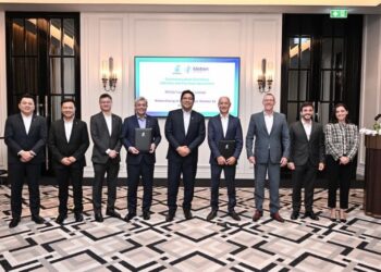 PRESIDEN dan Ketua Pegawai Eksekutif Kumpulan Petronas, Tan Sri Tengku Muhammad Taufik (tengah) bersama Adif Zulkifli (empat dari kiri) dan Panayotis Kanellopoulos (empat dari kanan) semasa memeterai SPA bagi pembekalan LNG jangka panjang ke Greece.