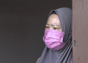 NORHAFAIZA Taib termenung di pintu rumah keluarga angkatnya di Beserah, Kuantan, Pahang.