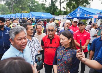 HANNAH Yeoh (kanan) dan Tengku
Ahmad Badli Shah Raja Hussin (tengah)
sepanjang sesi libat urus di Fiesta Pasar Malam Kuala Lumpur.