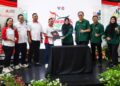 ABDUL Halek Abdullah (empat dari kiri) dan Sharifah Noorlaila (lima dari kiri) bergambar selepas memeterai kerjasama strategik antara Agrobank dan Pertubuhan Usahawan Halal Sarawak
(HalalPreneur Sarawak).