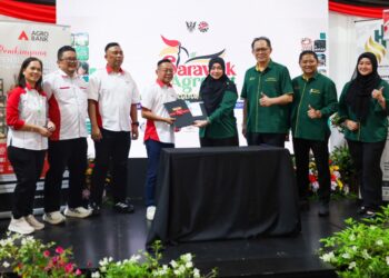 ABDUL Halek Abdullah (empat dari kiri) dan Sharifah Noorlaila (lima dari kiri) bergambar selepas memeterai kerjasama strategik antara Agrobank dan Pertubuhan Usahawan Halal Sarawak
(HalalPreneur Sarawak).