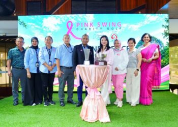 SUMITRA Selvaraj (kanan), Manibalan Kutty (tengah) dan Presiden Persatuan Kebajikan Kanser Payudara (BCWA) Malaysia, Kim Lim (dua dari kanan) bergambar bersama selepas sidang akhbar Pink Swing Charity Golf 2026 di Templer Park Country Club, Rawang, Selangor, hari ini.