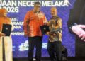 AB. Rauf Yusoh menyampaikan sijil penghargaan kepada bekas kakitangan Jabatan Pengairan dan Saliran (JPS) Melaka, Imran Jeon pada Majlis Penghargaan Pesara Pentadbiran Kerajaan Negeri Melaka 2026 di Banda Hilir, Melaka hari ini. - UTUSAN/AMRAN MULUP