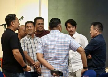 Perbincang antara pemimpin dari PH dan Bersatu pada majlis makan malam di sebuah hotel di Jalan Hang Tuah malam tadi.