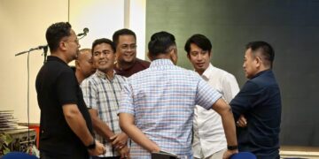 Perbincang antara pemimpin dari PH dan Bersatu pada majlis makan malam di sebuah hotel di Jalan Hang Tuah malam tadi.