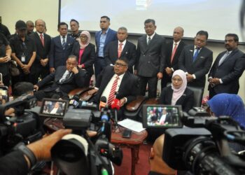 AB. Rauf Yusoh menjawab soalan wartawan pada Sidang Media Khas di Auditorium Seri Negeri hari ini. - UTUSAN/AMRAN MULUP