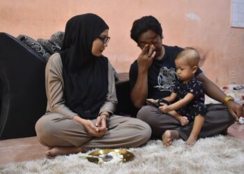 MUHAMMAD Nur Hafiz Shuid (kanan) sebak ketika berkongsi mengenai keadaan anak bongsunya yang disahkan menghidap leukemia di Taman Desa Jarak, Bintong, Perlis, semalam. – UTUSAN/ASYRAF MUHAMMAD