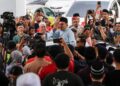 ANWAR Ibrahim melambai ke arah jemaah ketika beredar selepas menunaikan solat Jumaat di Masjid Bukit Indah, Ampang.