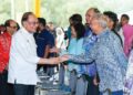 ANWAR Ibrahim beramah mesra bersama ahli keluarga Tun Abdul Razak di Memorial Tun Abdul Razak Jalan Perdana di Kuala Lumpur, semalam. – UTUSAN/ISKANDAR ISHAK