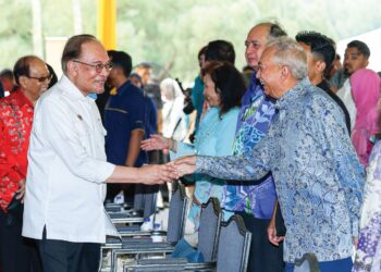 ANWAR Ibrahim beramah mesra bersama ahli keluarga Tun Abdul Razak di Memorial Tun Abdul Razak Jalan Perdana di Kuala Lumpur, semalam. – UTUSAN/ISKANDAR ISHAK