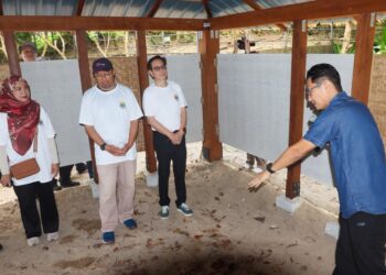 ADNAN Hussain (dua dari kiri) diiringi oleh Pengerusi Eksekutif Aquawalk Sdn Bhd, Datuk Simon Foong (tiga dari kiri) ketika meninjau Stesen Pendidikan Lapangan Angsana Pusat Pendidikan Marin di Hotel Angsana, Teluk Bahang, Balik Pulau, Pulau Pinang. - UTUSAN/DANIAL SAAD